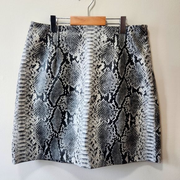 Dynamite Size M Animal Print/Snake Pattern Mini Skirt Black/White Zipper Closure - Picture 1 of 8